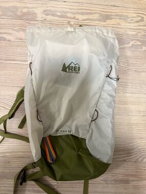 REI Flash 18 Pack in White and Olive Green